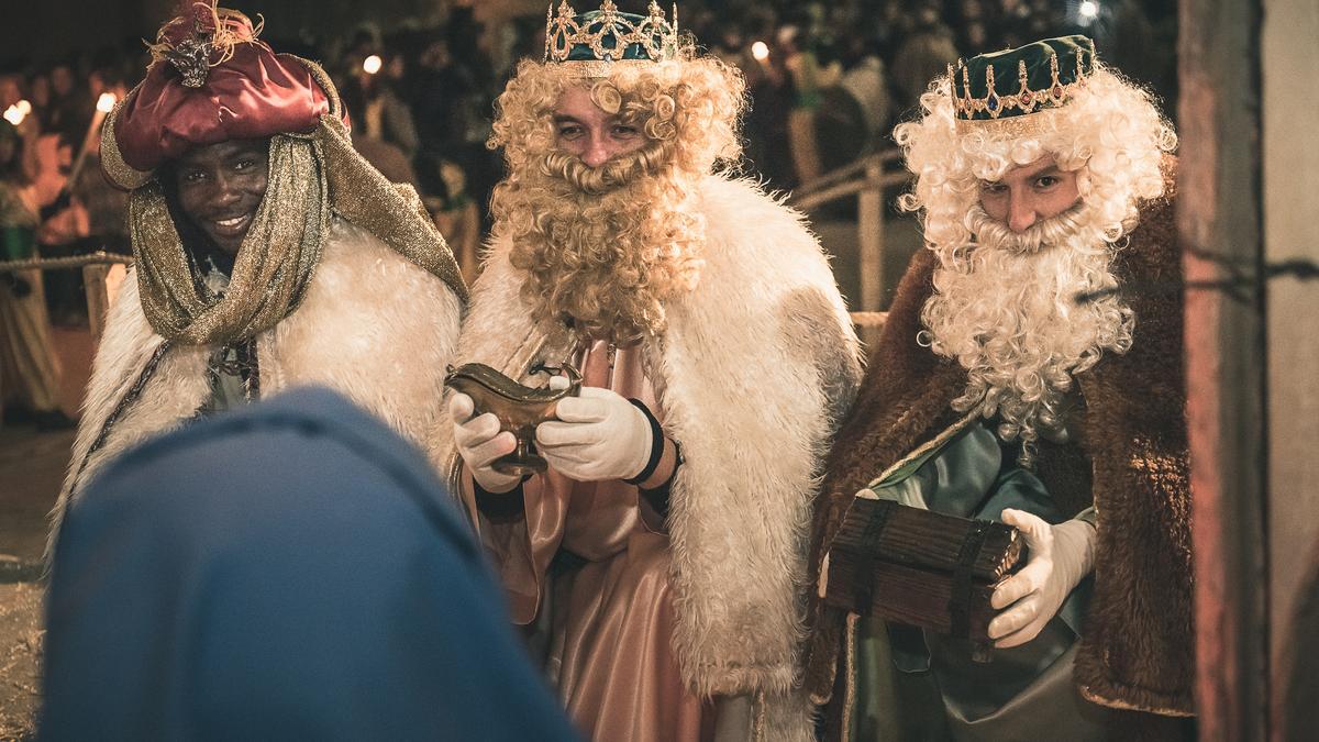 Los Reyes Magos llegan al portal para adorar al Niño Jesús.