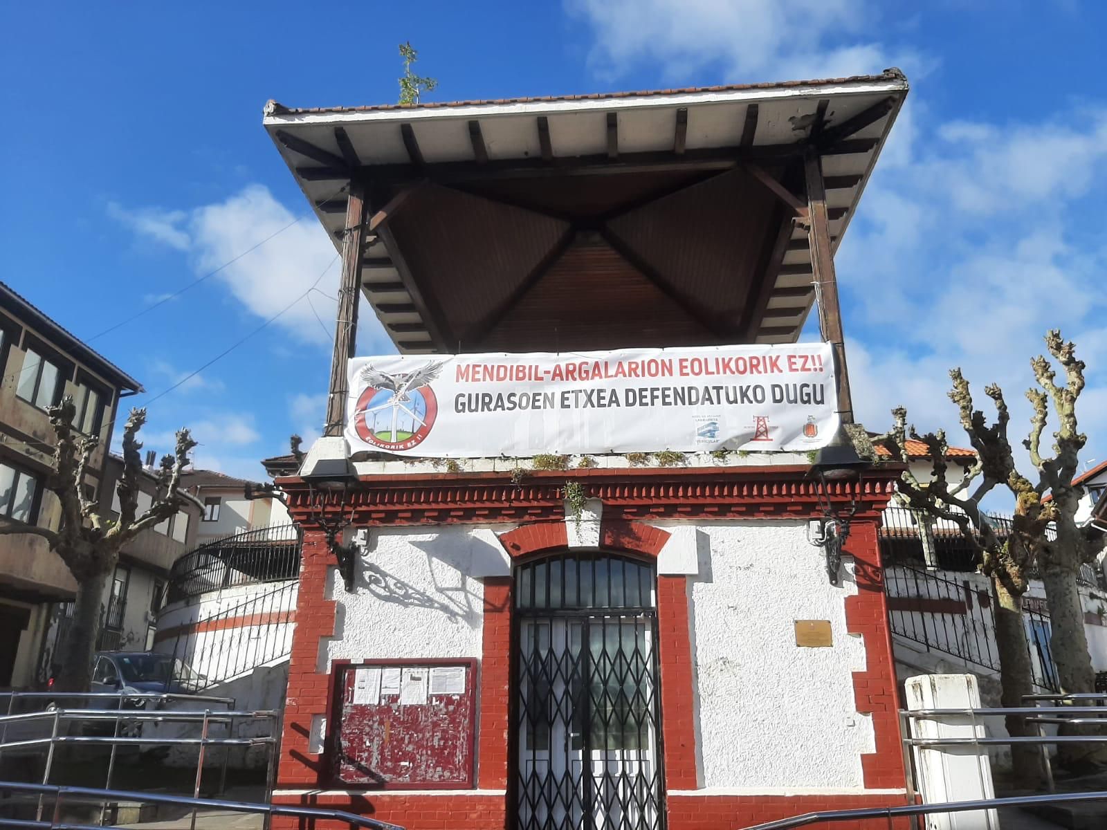 La pancarta contra el parque eólico también se ha instalado en el barrio de La Arboleda