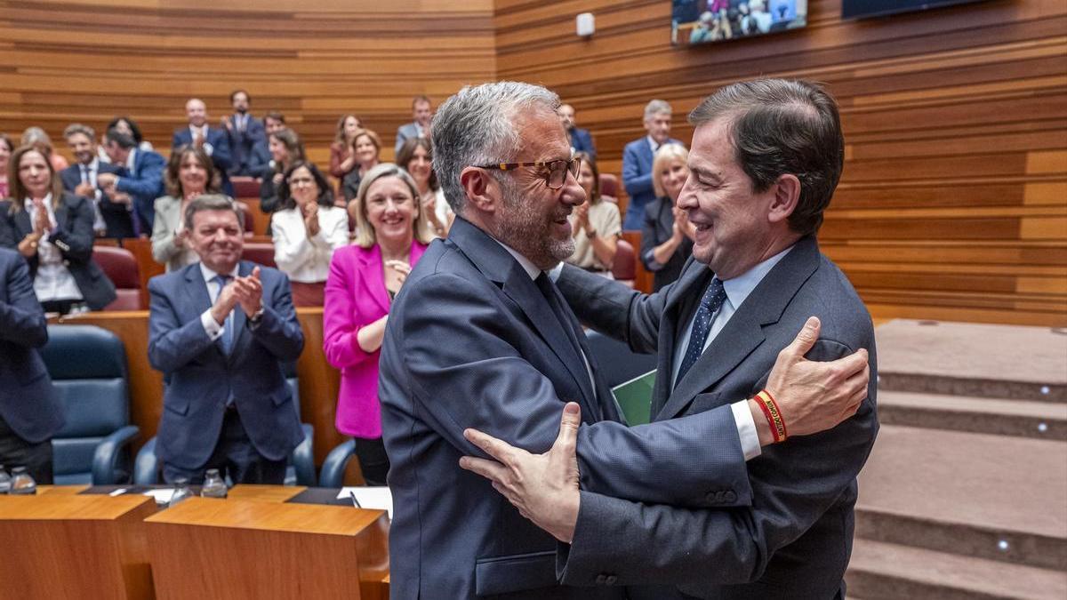Carlos Pollán (izquierda) se abraza Alfonso Fernández Mañueco tras la investidura de este último como presidente de la Junta de Castilla y León.