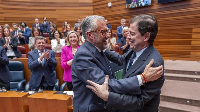 Carlos Pollán (izquierda) se abraza Alfonso Fernández Mañueco tras la investidura de este último como presidente de la Junta de Castilla y León.