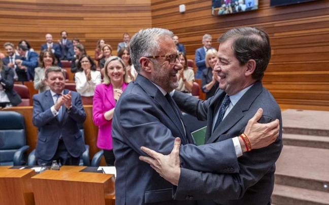 Carlos Pollán (izquierda) se abraza Alfonso Fernández Mañueco tras la investidura de este último como presidente de la Junta de Castilla y León.