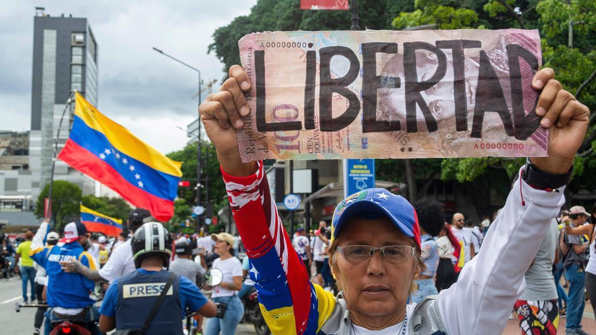 Una persona sostiene un cartel pidiendo ‘Libertad’ en una de las múltiples manifestaciones tras las elecciones del pasado domingo.