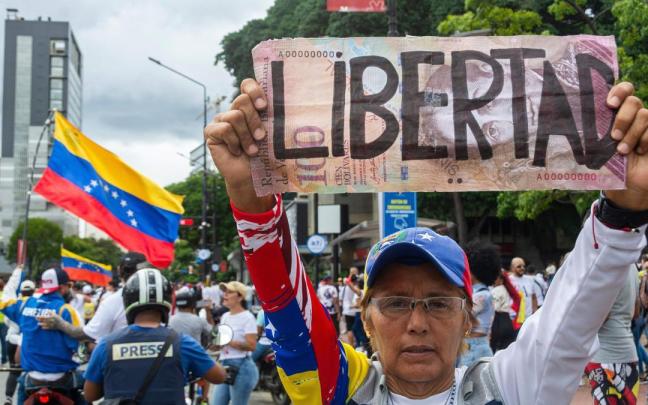 Una persona sostiene un cartel pidiendo ‘Libertad’ en una de las múltiples manifestaciones tras las elecciones del pasado domingo.