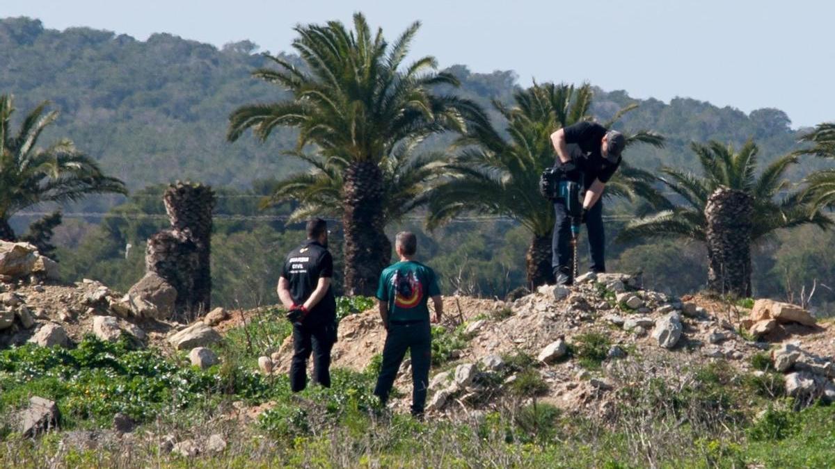 La Guardia Civil inspecciona la finca de Magaluf.