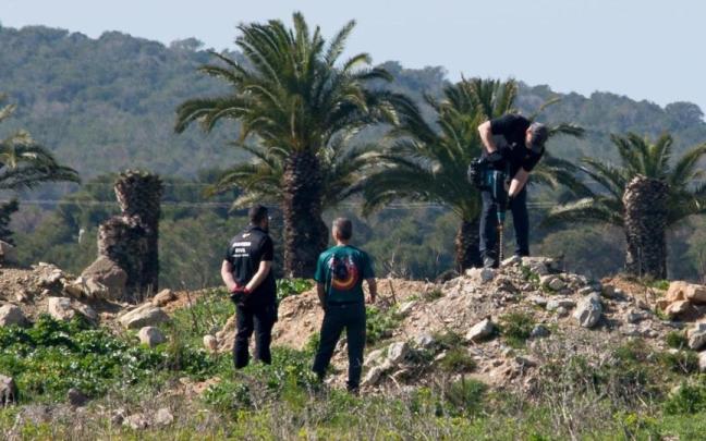 La Guardia Civil inspecciona la finca de Magaluf.