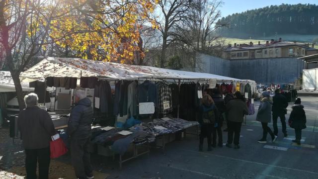 Una imagen del mercadillo en su tradicional ubicación junto al frontón de la Plaza.
