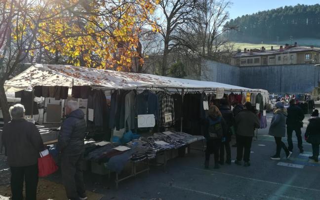 Una imagen del mercadillo en su tradicional ubicación junto al frontón de la Plaza.