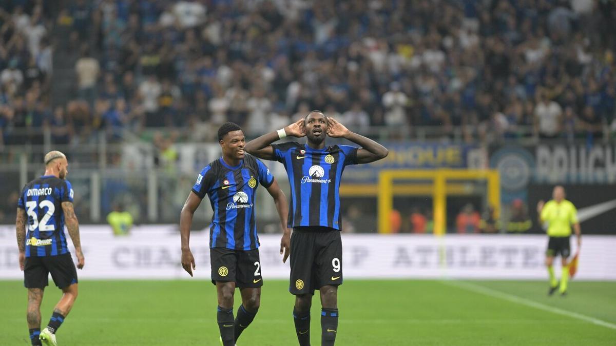 Thuram celebra con los aficionados del Inter un gol marcado este pasado fin de semana al Milan.