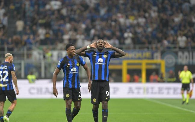 Thuram celebra con los aficionados del Inter un gol marcado este pasado fin de semana al Milan.