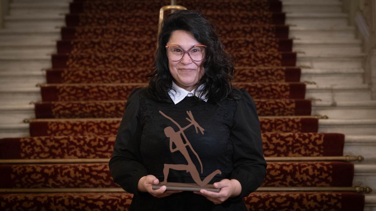 La escritora Elma Correa posa con su premio por ‘Donde termina el verano’.