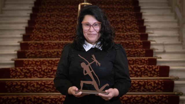 La escritora Elma Correa posa con su premio por ‘Donde termina el verano’.