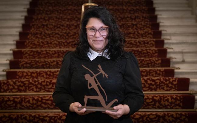 La escritora Elma Correa posa con su premio por ‘Donde termina el verano’.