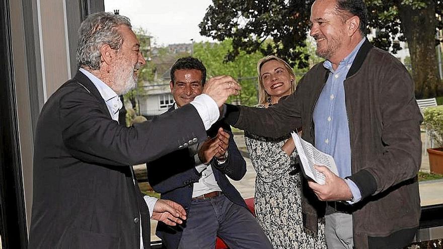 Miguel Á. Rodríguez se saluda efusivamente con Carlos Iturgaiz. | FOTO: EFE