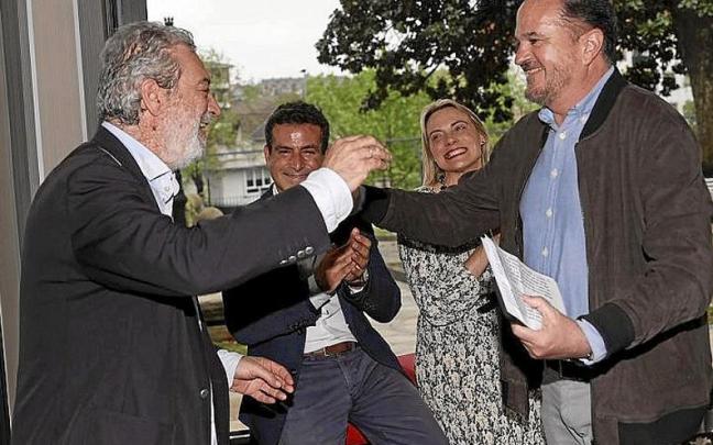 Miguel Á. Rodríguez se saluda efusivamente con Carlos Iturgaiz. | FOTO: EFE