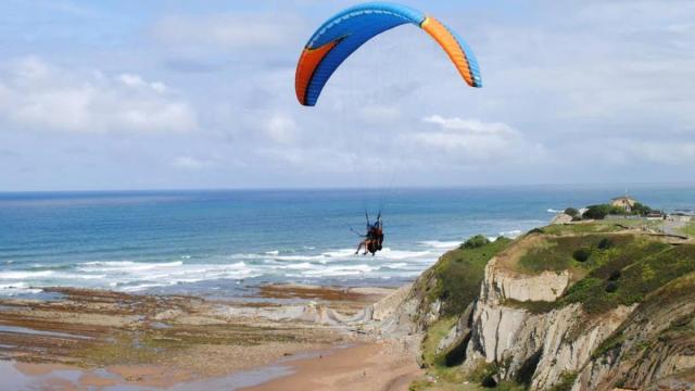 La Escuela Vasca de Parapente ofrece experiencias y cursos en diferentes territorios de Euskal Herria. / Cedida La Escuela Vasca de Parapente ofrece experiencias y cursos en diferentes territorios de Euskal Herria.