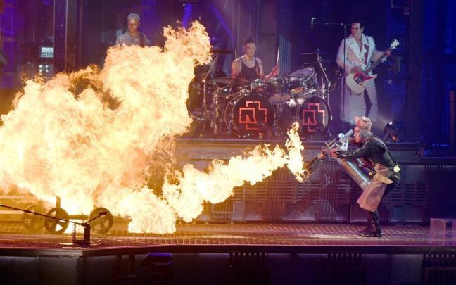 Rammstein durante uno de sus conciertos. Rammstein durante uno de sus conciertos.