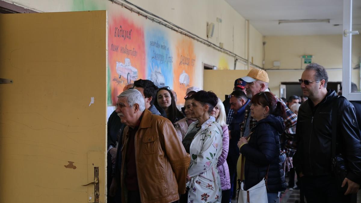 Un grupo de personas esperando para votar en las elecciones parlamentarias de Bulgaria del pasado 2 de abril.