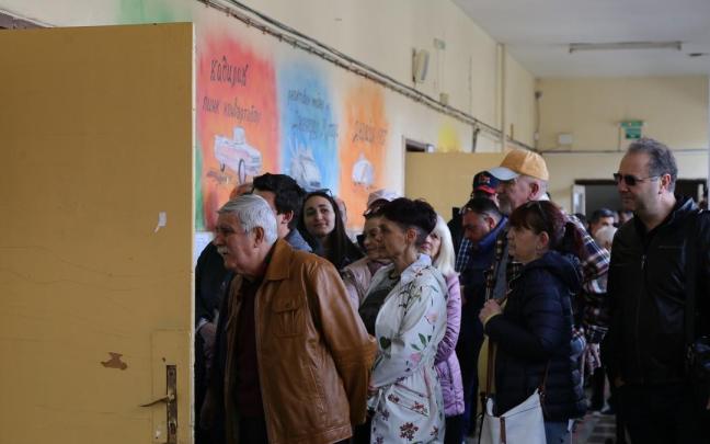 Un grupo de personas esperando para votar en las elecciones parlamentarias de Bulgaria del pasado 2 de abril.