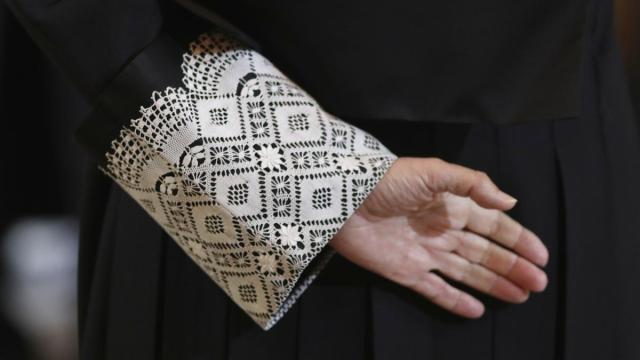 Imagen de la mano de un juez, con la toga negra que visten en la / EDUARDO PARRA / EUROPA PRESS Imagen de la mano de un juez, con la toga negra que visten en la