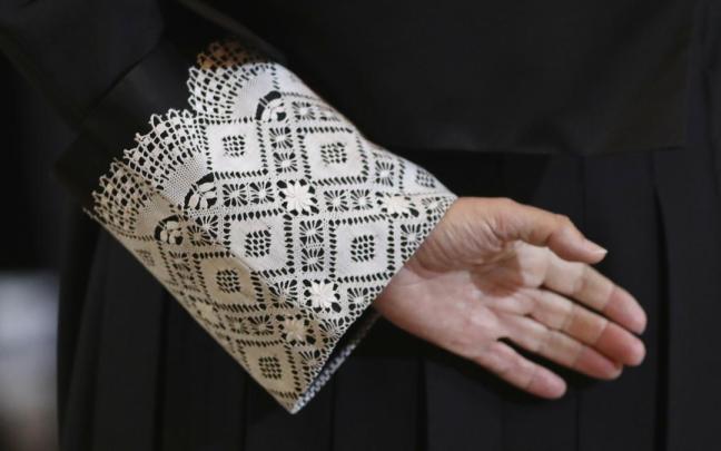 Imagen de la mano de un juez, con la toga negra que visten en la / EDUARDO PARRA / EUROPA PRESS Imagen de la mano de un juez, con la toga negra que visten en la