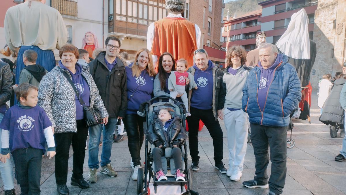 Mara con su familia y amigos en el evento solidario y festivo celebrado en enero para dar visibilidad a la enfermedad ultrarrara que padece.