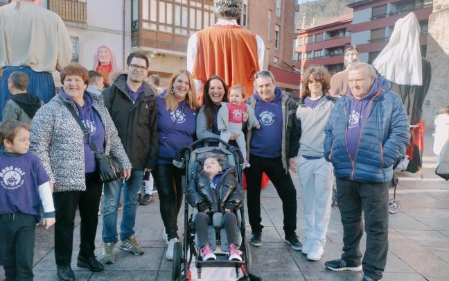 Mara con su familia y amigos en el evento solidario y festivo celebrado en enero para dar visibilidad a la enfermedad ultrarrara que padece.