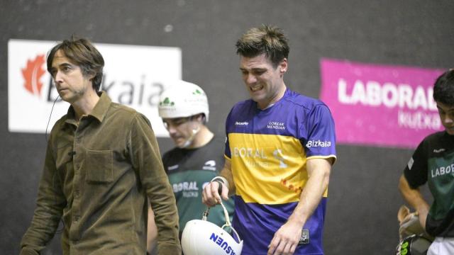 Xabier Barandika se retira del frontón para ser atendido después de recibir un pelotazo en el codo izquierdo.