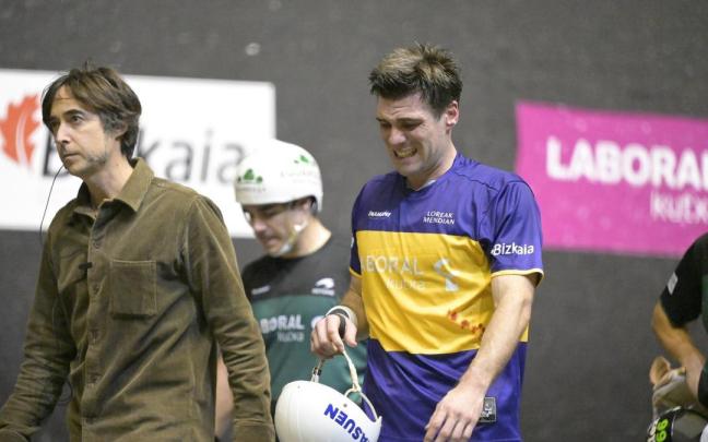 Xabier Barandika se retira del frontón para ser atendido después de recibir un pelotazo en el codo izquierdo.