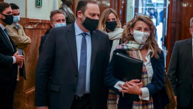 Ábalos junto a Yolanda Díaz, accediendo al Congreso en 2021.