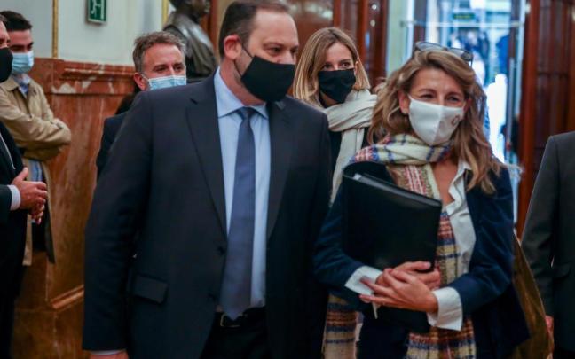 Ábalos junto a Yolanda Díaz, accediendo al Congreso en 2021.