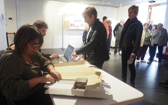 Vecinos de Elgoibar recogiendo la tarjeta electrónica en el puesto instalado en Aita Agirre la pasada semana