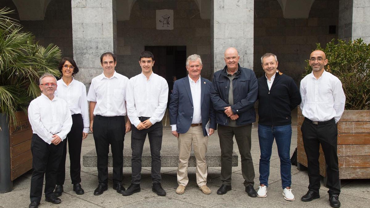 Arenas, Mujika y Mendizabal, junto a los miembros del grupo de txistularis Txalkor.