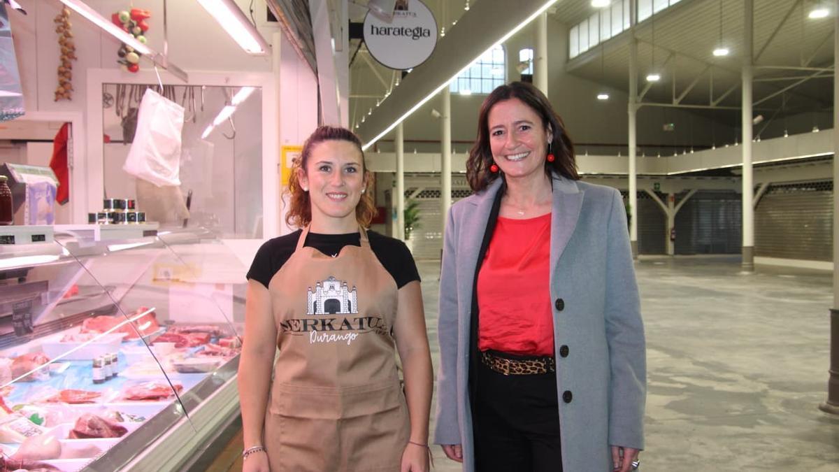 Lucia Campos, carniceria Amezua, y Mireia Elkoroiribe, alcaldesa