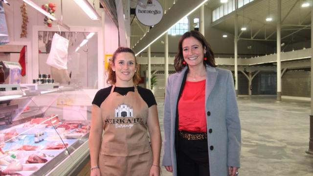 Lucia Campos, carniceria Amezua, y Mireia Elkoroiribe, alcaldesa