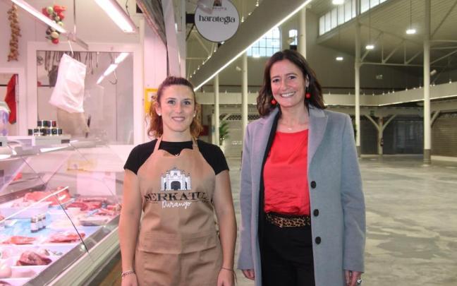 Lucia Campos, carniceria Amezua, y Mireia Elkoroiribe, alcaldesa