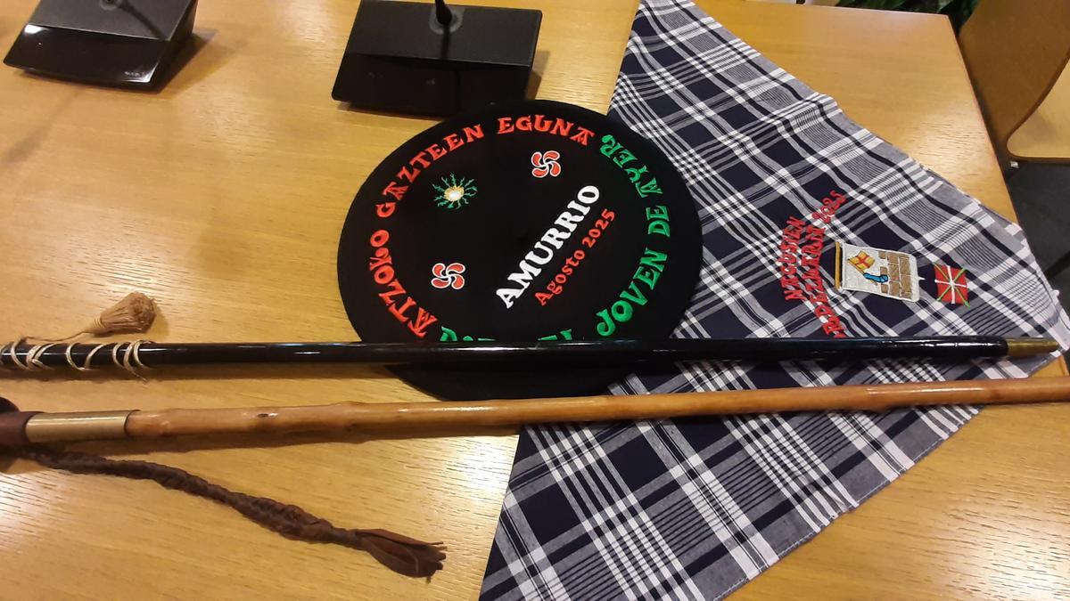 Bastones de mando, txapela y pañuelo que ha lucido la pareja mayor de Amurrio