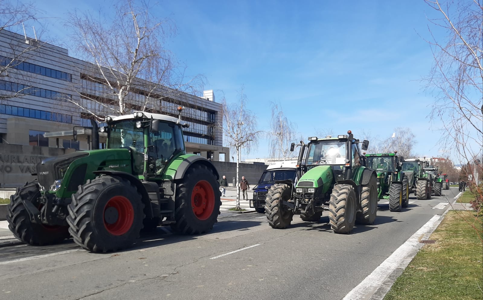 Tractores frente a la sede del Gobierno Vasco, este miércoles en Gasteiz. Foto: Marce Rodríguez
