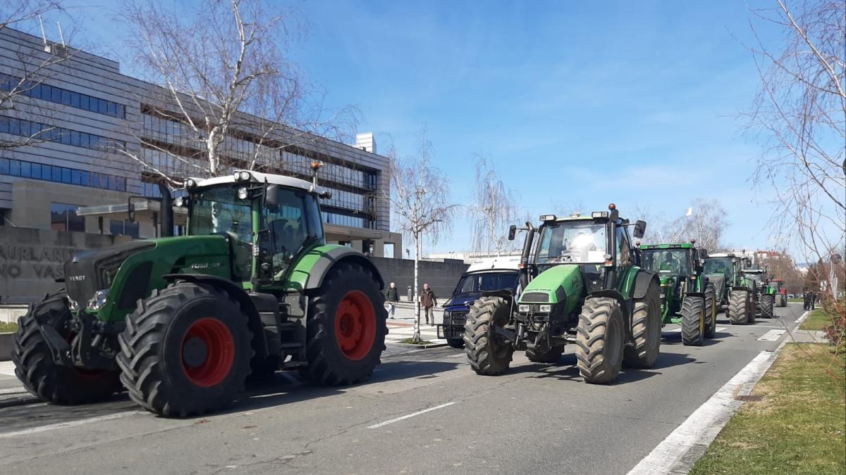 Tractores frente a la sede del Gobierno Vasco, este miércoles en Gasteiz. Foto: Marce Rodríguez