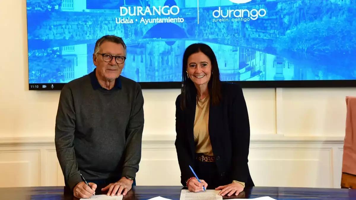 Javier Riaño, presidente de la organización de la Itzulia, y Mireia Elkoroiribe, alcaldesa de Durango.