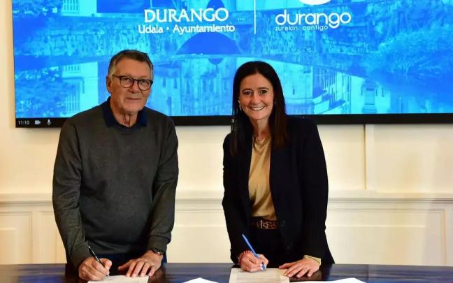 Javier Riaño, presidente de la organización de la Itzulia, y Mireia Elkoroiribe, alcaldesa de Durango.