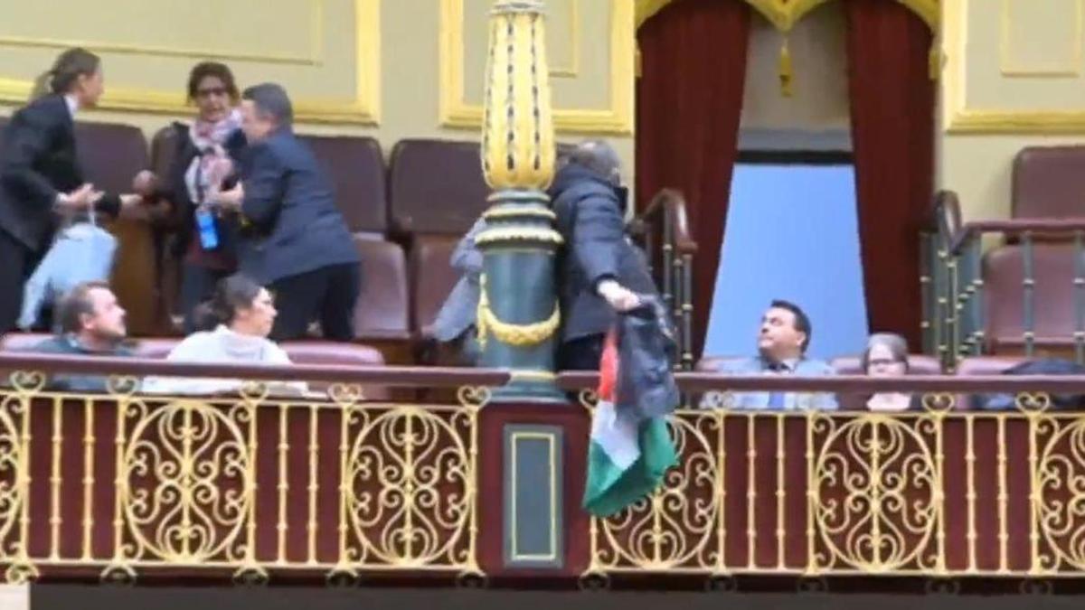 Los dos activistas propalestinos en la tribuna.