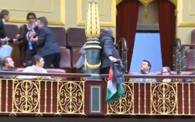 Los dos activistas propalestinos en la tribuna.