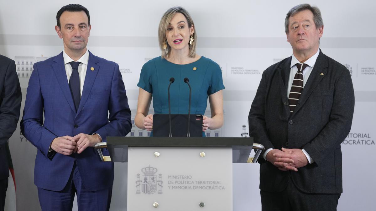 Ubarretxena, Torres y Zupiria, durante la comparecencia.