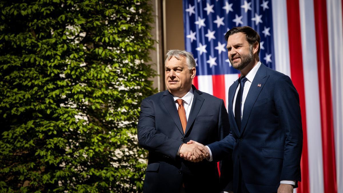 JD Vance, junto a Orbán.