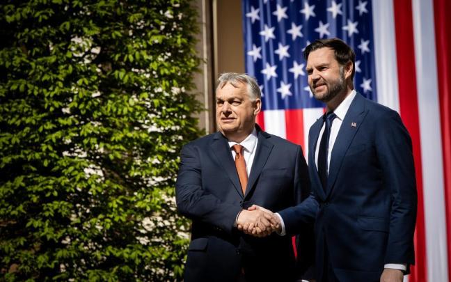 JD Vance, junto a Orbán.