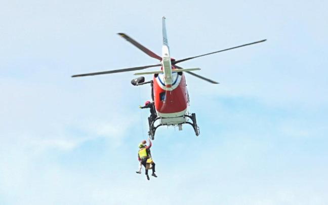 Rescate de una mujer en la playa de Inpernupe de Zumaia.