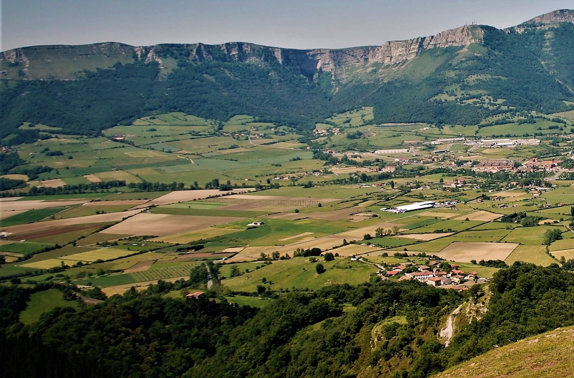 Panorámica del Valle de Arrastaria, aledaño a la ciudada vizcaína de orduña, desde el monte San Pedro de Beraza