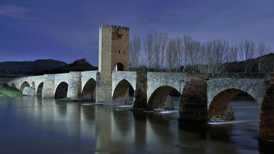 El puente medieval, al anochecer.