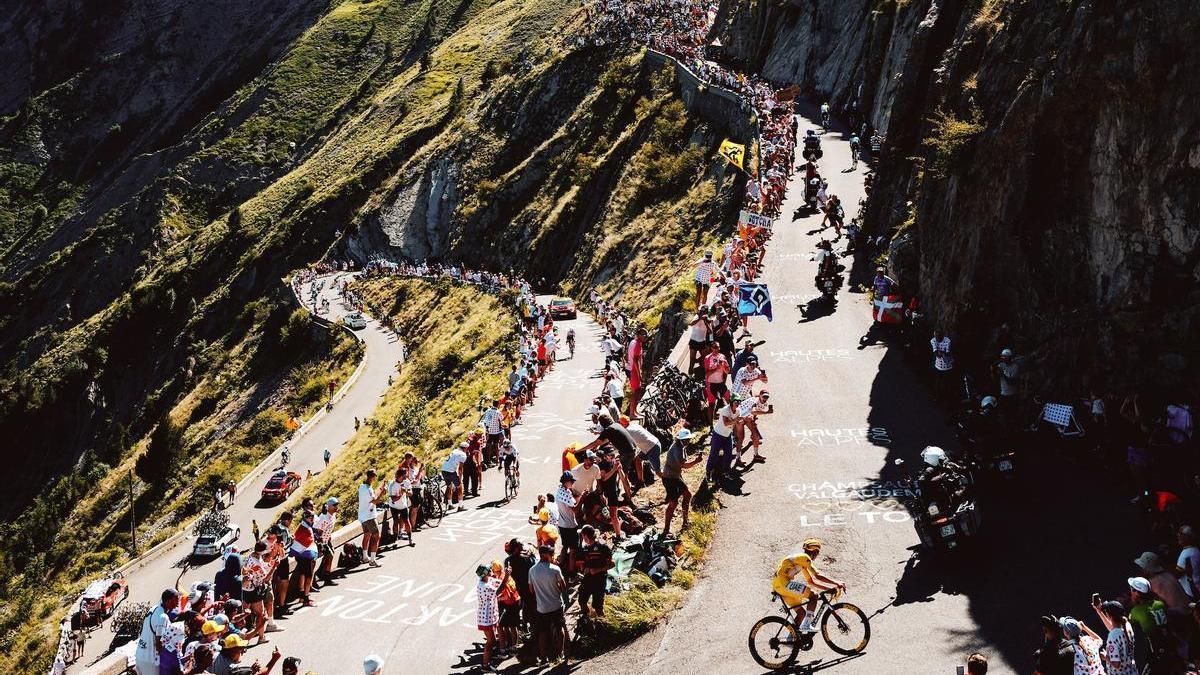 Espectacular panorámica del pasado Tour con Pogacar en plena ascensión.