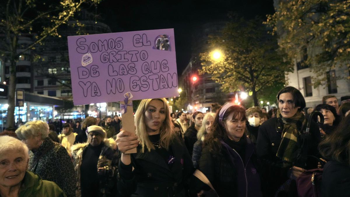 Una mujer sostiene una pancarta en una manifestación contra la violencia machista.